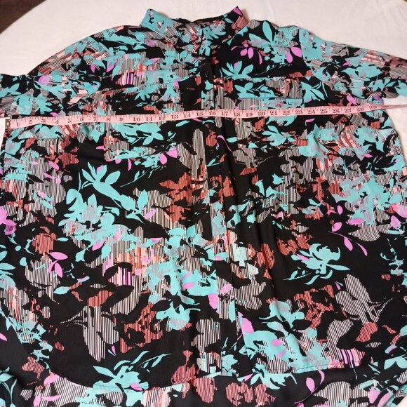 Boutique Brand, Plus Size 3X, Button Down blouse, Multi-Colored, Lovely, Light - Picture 11 of 16